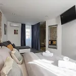Guest house Rokos Superior Downtown - Comfortable With Private Bathrooms - Perfect Location For Exploring Diocletian's Palace And The Gastronomy Of Within Walking Distance 3*