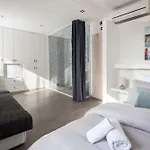 Rokos Superior Downtown - Comfortable With Private Bathrooms - Perfect Location For Exploring Diocletian's Palace And The Gastronomy Of Within Walking Distance Guest house