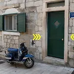 Rokos Superior Downtown - Comfortable With Private Bathrooms - Perfect Location For Exploring Diocletian's Palace And The Gastronomy Of Within Walking Distance Guest house