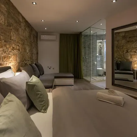 Rokos Superior Downtown - Comfortable With Private Bathrooms - Perfect Location For Exploring Diocletian's Palace And The Gastronomy Of Within Walking Distance