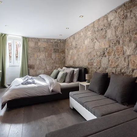 Rokos Superior Downtown - Comfortable With Private Bathrooms - Perfect Location For Exploring Diocletian's Palace And The Gastronomy Of Within Walking Distance *