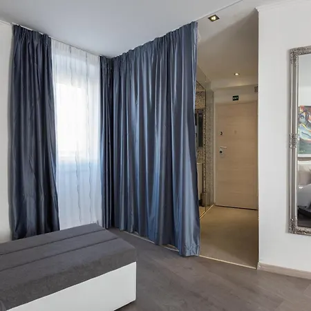 Rokos Superior Downtown - Comfortable With Private Bathrooms - Perfect Location For Exploring Diocletian's Palace And The Gastronomy Of Within Walking Distance Split