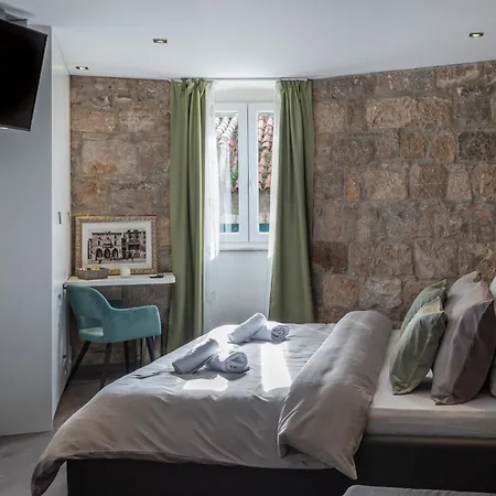Rokos Superior Downtown - Comfortable With Private Bathrooms - Perfect Location For Exploring Diocletian's Palace And The Gastronomy Of Within Walking Distance 3* Split