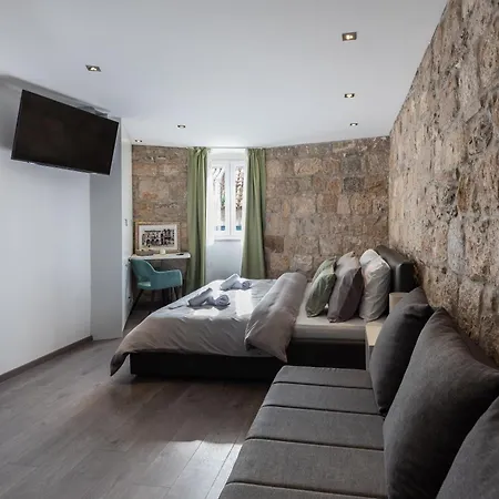 Rokos Superior Downtown - Comfortable With Private Bathrooms - Perfect Location For Exploring Diocletian's Palace And The Gastronomy Of Within Walking Distance Guest house 3*