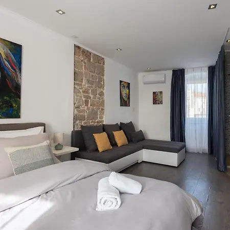 Rokos Superior Downtown - Comfortable With Private Bathrooms - Perfect Location For Exploring Diocletian's Palace And The Gastronomy Of Within Walking Distance Vendégház 3*