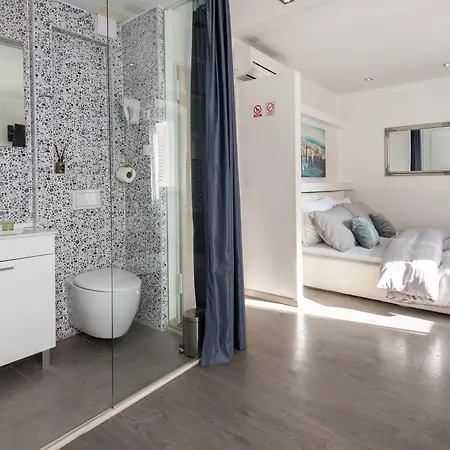Rokos Superior Downtown - Comfortable With Private Bathrooms - Perfect Location For Exploring Diocletian's Palace And The Gastronomy Of Within Walking Distance *