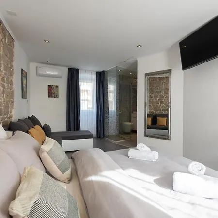 Vendégház Rokos Superior Downtown - Comfortable With Private Bathrooms - Perfect Location For Exploring Diocletian's Palace And The Gastronomy Of Within Walking Distance 3*