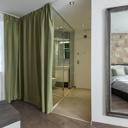 Rokos Superior Downtown - Comfortable With Private Bathrooms - Perfect Location For Exploring Diocletian's Palace And The Gastronomy Of Within Walking Distance Vendégház