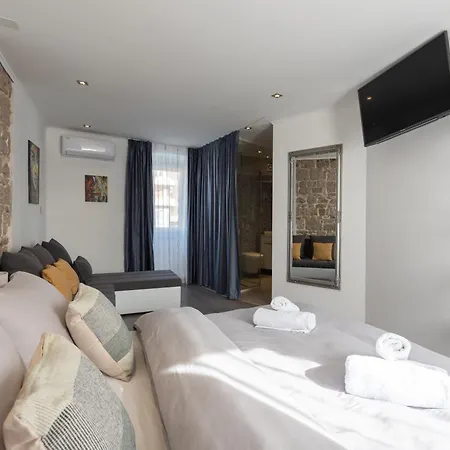Vendégház Rokos Superior Downtown - Comfortable With Private Bathrooms - Perfect Location For Exploring Diocletian's Palace And The Gastronomy Of Within Walking Distance 3*
