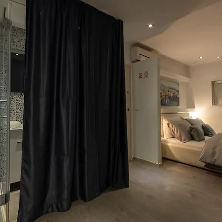 Rokos Superior Downtown - Comfortable With Private Bathrooms - Perfect Location For Exploring Diocletian's Palace And The Gastronomy Of Within Walking Distance Vendégház