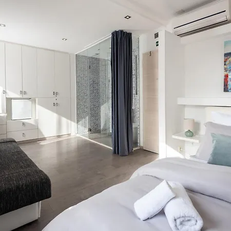 Rokos Superior Downtown - Comfortable With Private Bathrooms - Perfect Location For Exploring Diocletian's Palace And The Gastronomy Of Within Walking Distance Vendégház