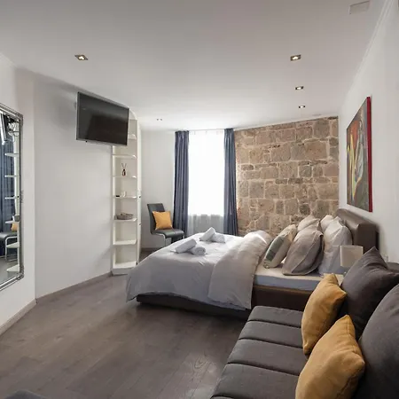 Rokos Superior Downtown - Comfortable With Private Bathrooms - Perfect Location For Exploring Diocletian's Palace And The Gastronomy Of Within Walking Distance *