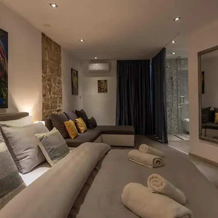 Rokos Superior Downtown - Comfortable With Private Bathrooms - Perfect Location For Exploring Diocletian's Palace And The Gastronomy Of Within Walking Distance *