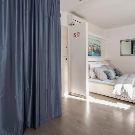 Rokos Superior Downtown - Comfortable With Private Bathrooms - Perfect Location For Exploring Diocletian's Palace And The Gastronomy Of Within Walking Distance *