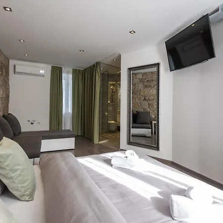 Rokos Superior Downtown - Comfortable With Private Bathrooms - Perfect Location For Exploring Diocletian's Palace And The Gastronomy Of Within Walking Distance 3* Split