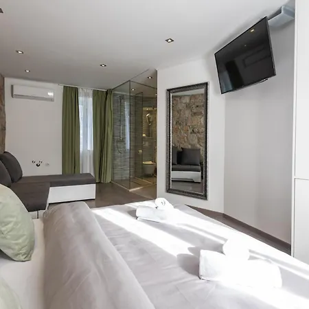 Vendégház Rokos Superior Downtown - Comfortable With Private Bathrooms - Perfect Location For Exploring Diocletian's Palace And The Gastronomy Of Within Walking Distance Split