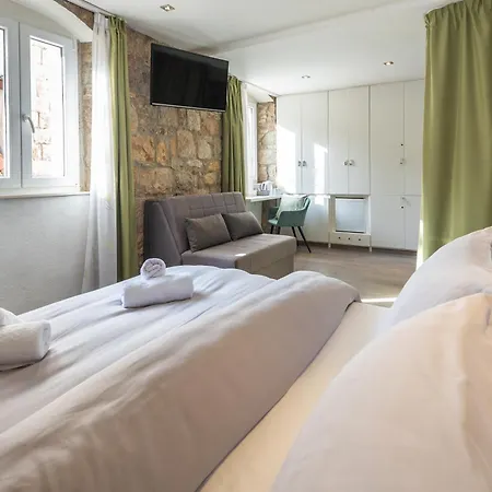 Rokos Superior Downtown - Comfortable With Private Bathrooms - Perfect Location For Exploring Diocletian's Palace And The Gastronomy Of Within Walking Distance *