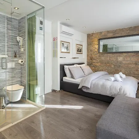Rokos Superior Downtown - Comfortable With Private Bathrooms - Perfect Location For Exploring Diocletian's Palace And The Gastronomy Of Within Walking Distance * Split
