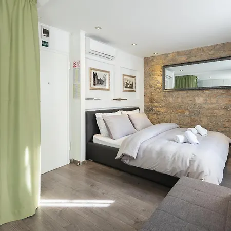 Guest house Rokos Superior Downtown - Comfortable With Private Bathrooms - Perfect Location For Exploring Diocletian's Palace And The Gastronomy Of Within Walking Distance