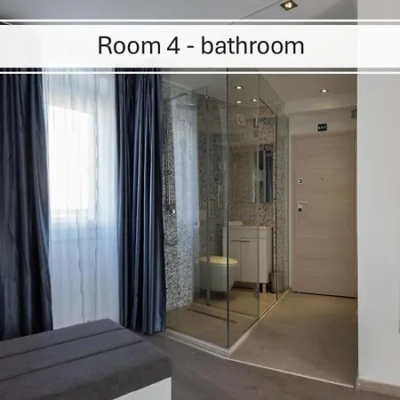 Rokos Superior Downtown - Comfortable With Private Bathrooms - Perfect Location For Exploring Diocletian's Palace And The Gastronomy Of Within Walking Distance Vendégház