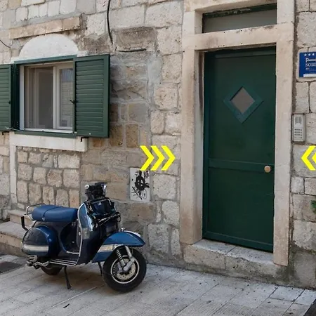 Rokos Superior Downtown - Comfortable With Private Bathrooms - Perfect Location For Exploring Diocletian's Palace And The Gastronomy Of Within Walking Distance Vendégház